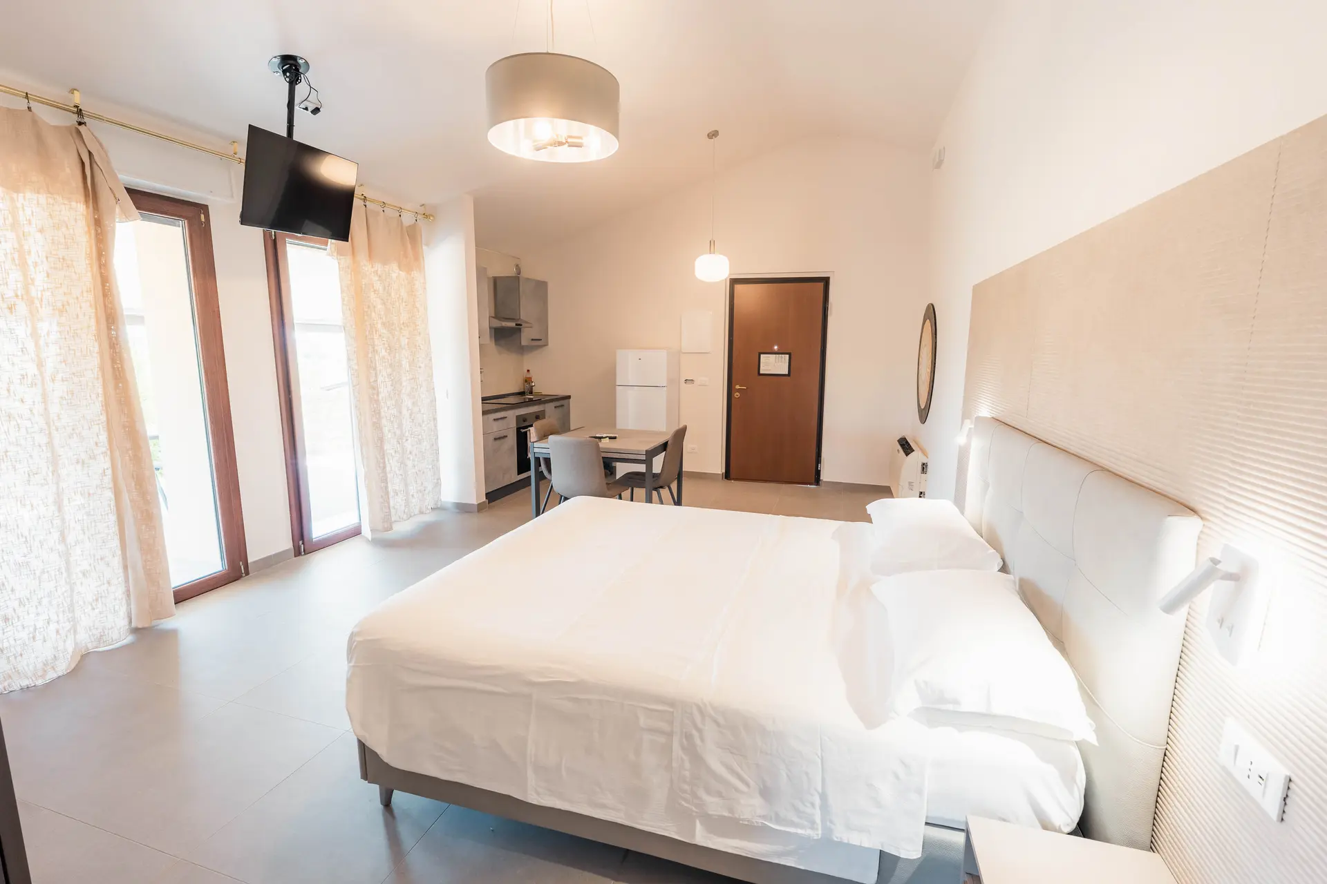 Open space con letto matrimoniale e zona pranzo, Dependance Majella Alanno