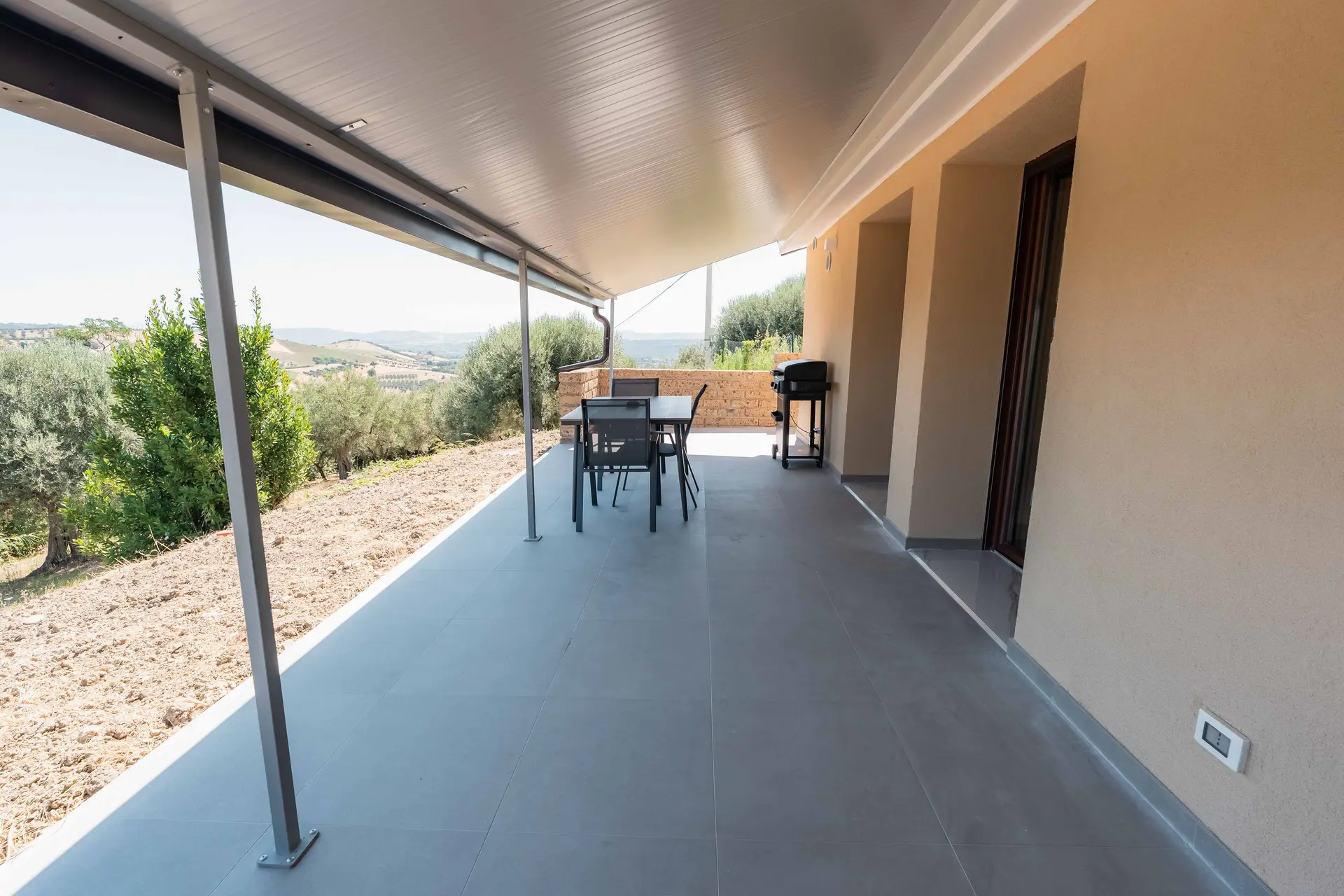 Portico panoramico con vista sulla Majella e sugli ulivi, Dependance Majella