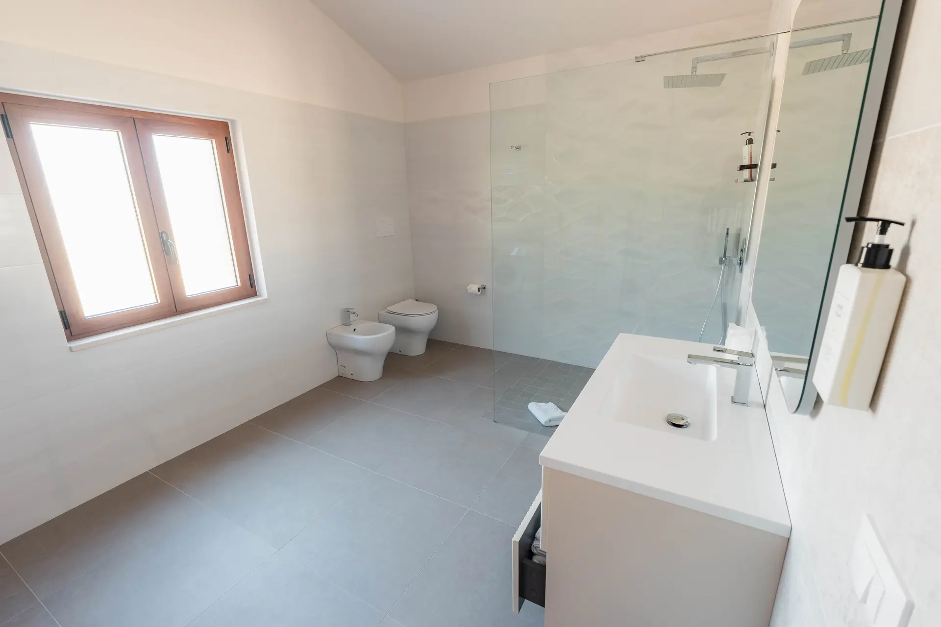 Bagno con finestra, bidet e doccia in vetro, Dependance Majella