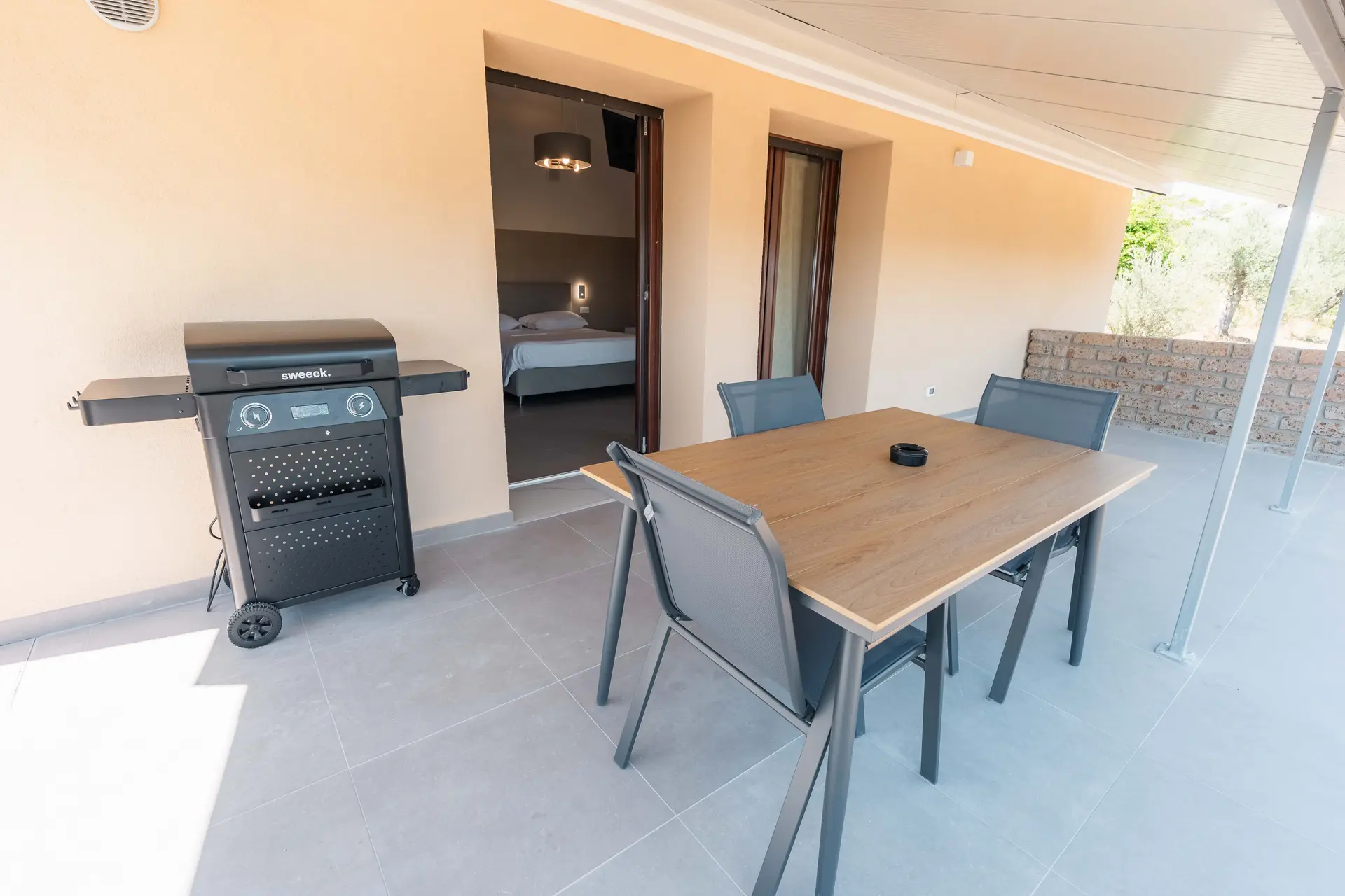 Terrazza con barbecue elettrico e zona pranzo esterna, Dependance Majella